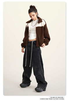 A Trendy Hot Girl's Color-matched Commuter Sweatshirt