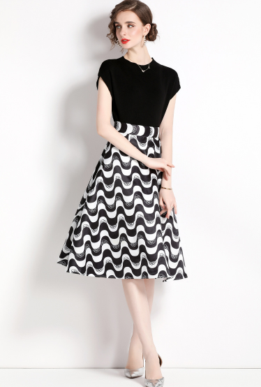 Women's Knitted Short Sleeved Top and Water Wave Pattern Waistband Skirt