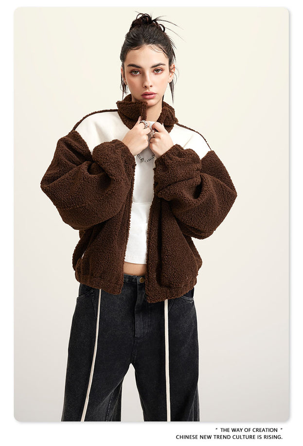 A Trendy Hot Girl's Color-matched Commuter Sweatshirt