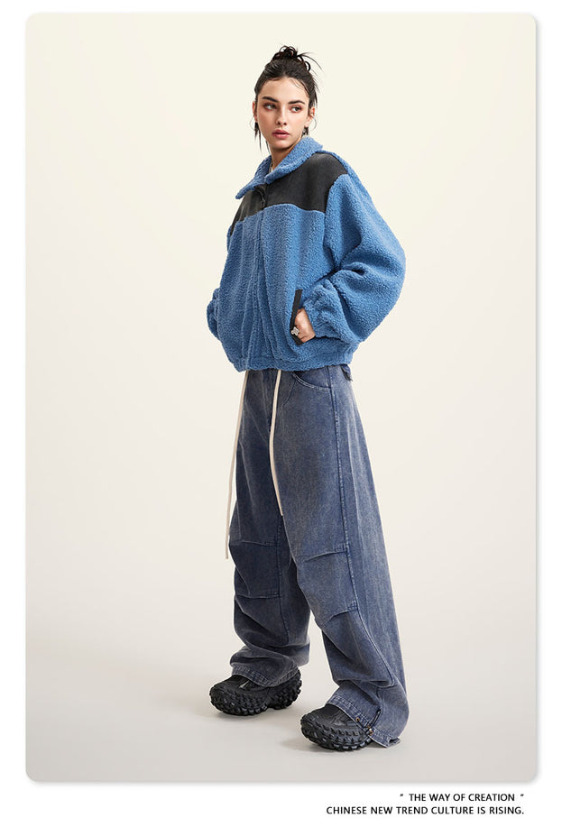 A Trendy Hot Girl's Color-matched Commuter Sweatshirt