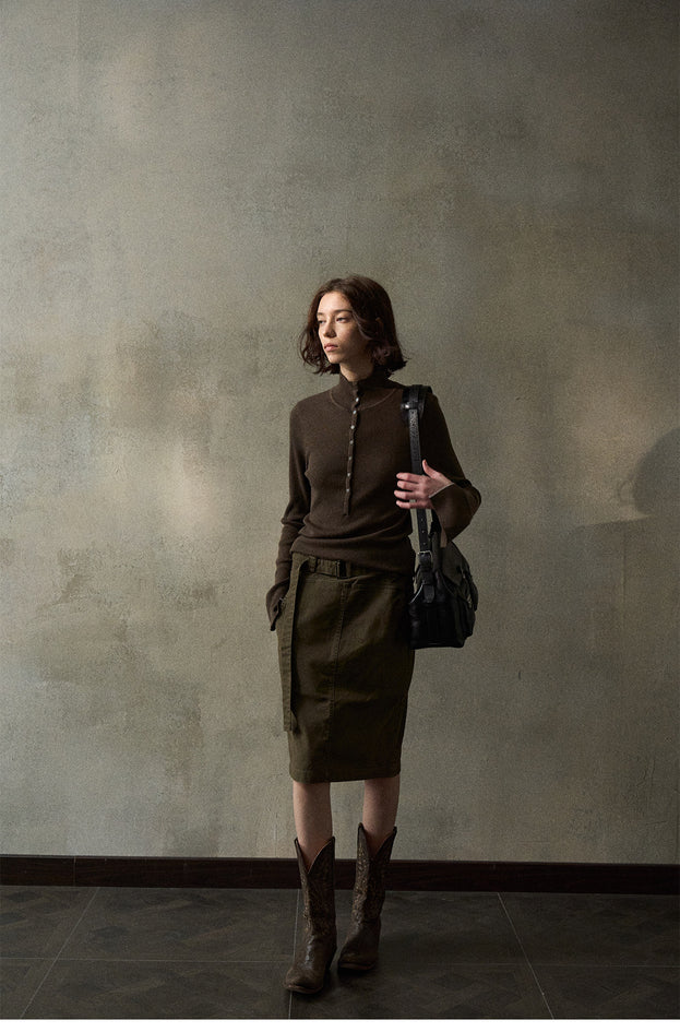 A Weathered And Aged, Slimming, Simple And Versatile Commuting Skirt