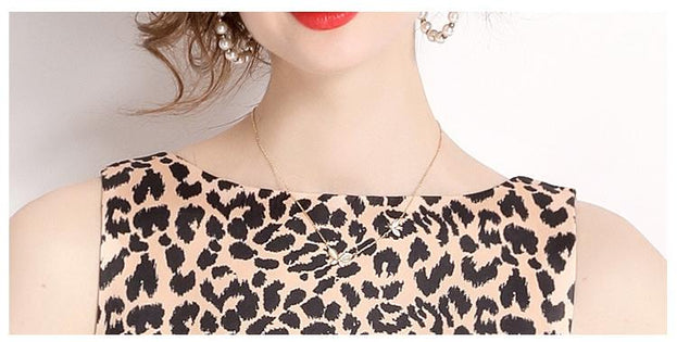 Vintage Leopard Print Sleeveless, High-Waisted Dress with Slim Waist and Full Skirt