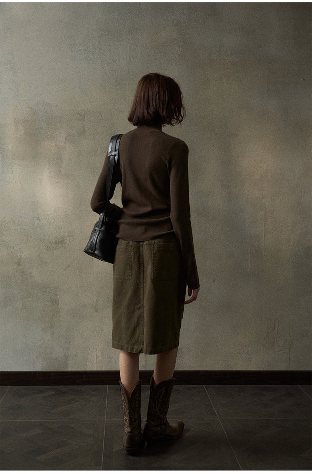 A Weathered And Aged, Slimming, Simple And Versatile Commuting Skirt