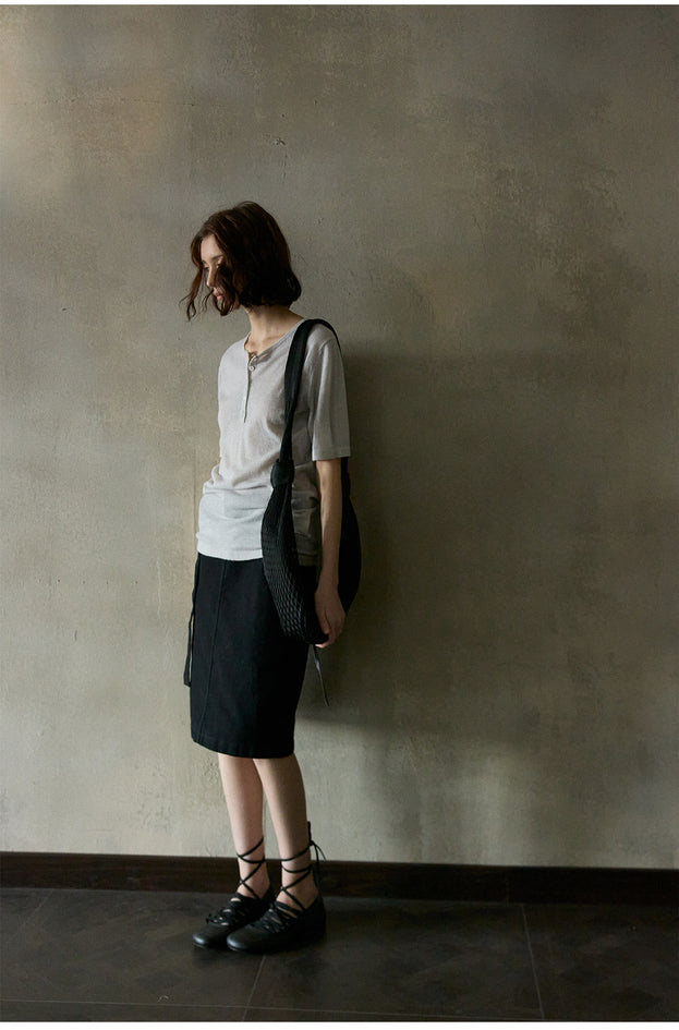 A Weathered And Aged, Slimming, Simple And Versatile Commuting Skirt